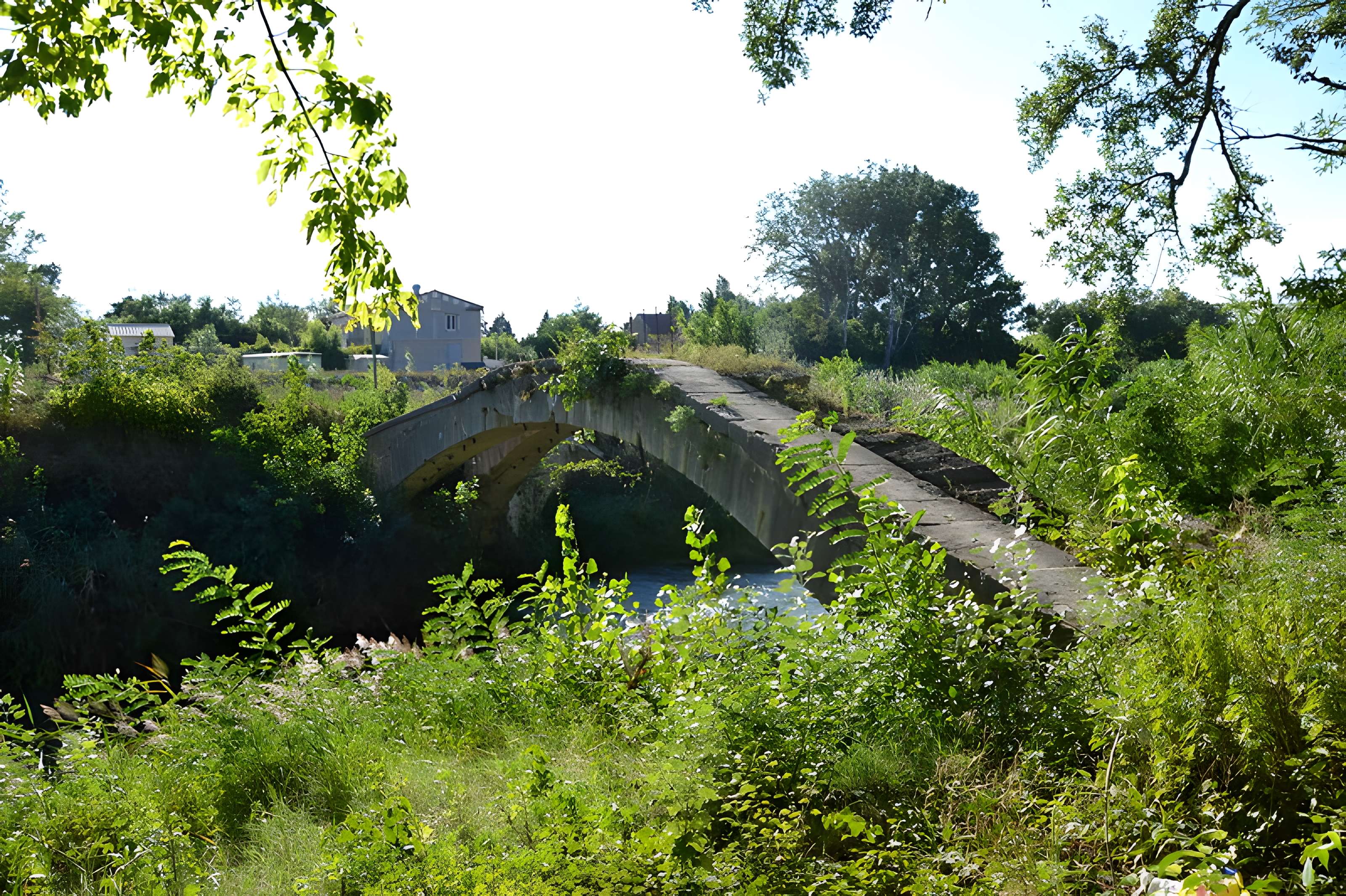 Pont aqueduc de la Canaù, ouvrage d'art du canal Saint-Julien sur la rivière le Coulon, situé au quartier Entre-Deux-Vallats