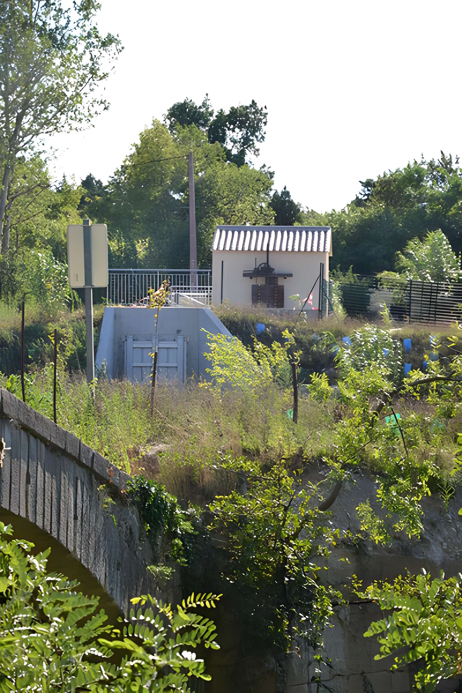 Pont aqueduc de la Canaù, ouvrage d'art du canal Saint-Julien sur la rivière le Coulon, situé au quartier Entre-Deux-Vallats