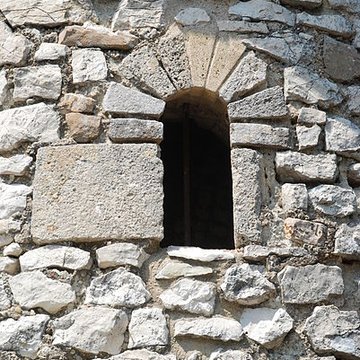 Monastère fortifié de Thouzon