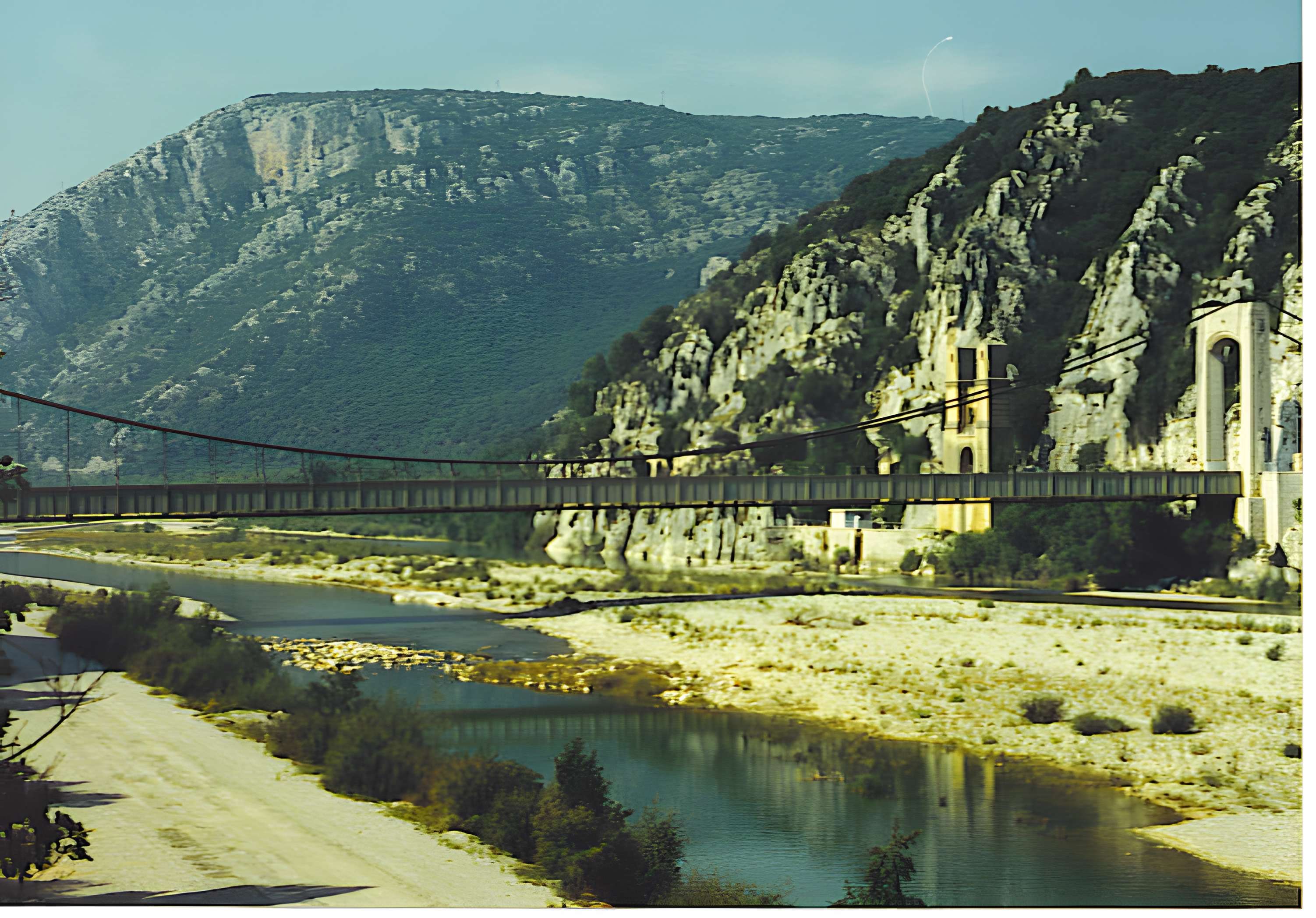 Ancien pont suspendu de Mirabeau