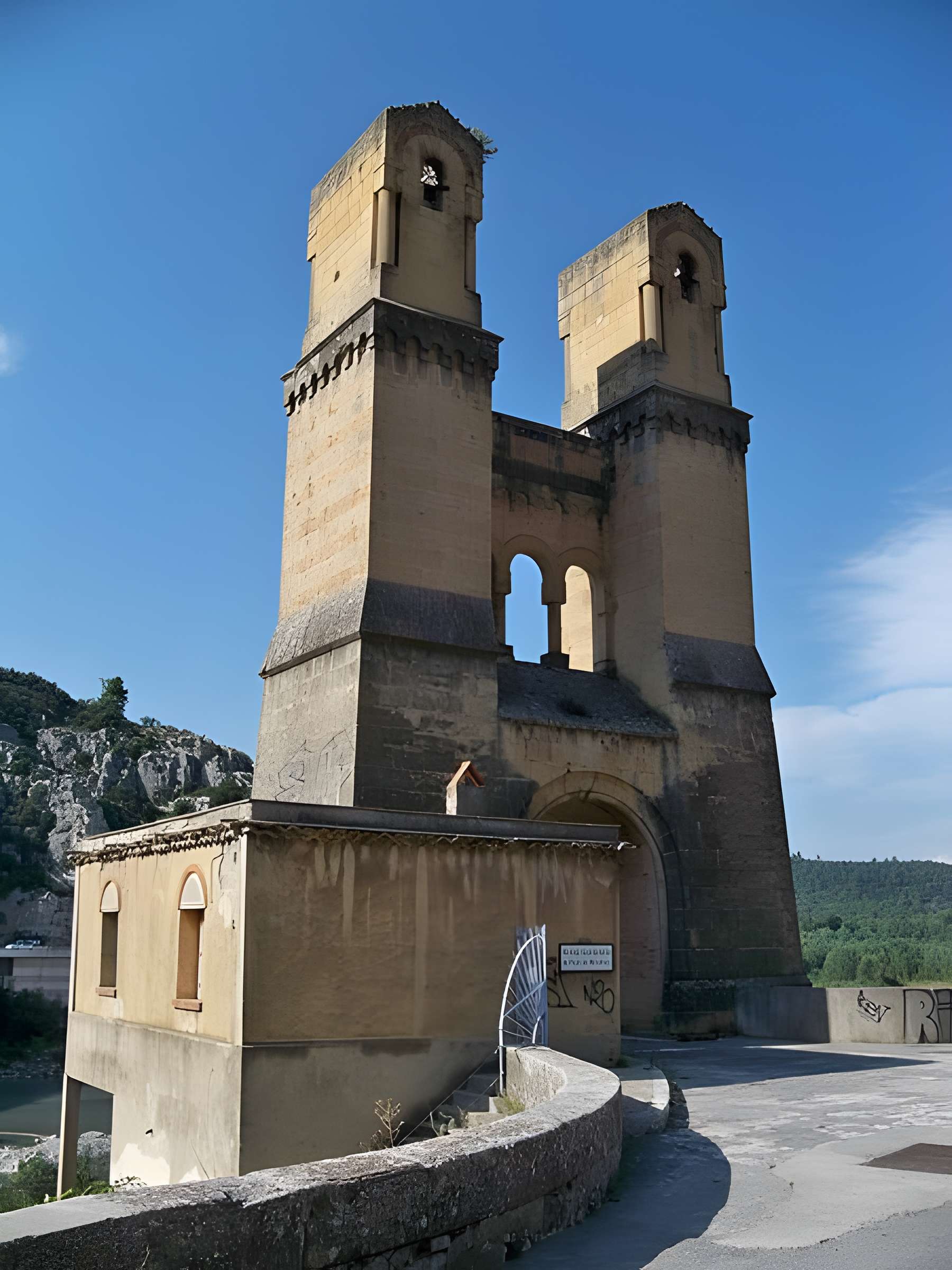 Ancien pont suspendu de Mirabeau
