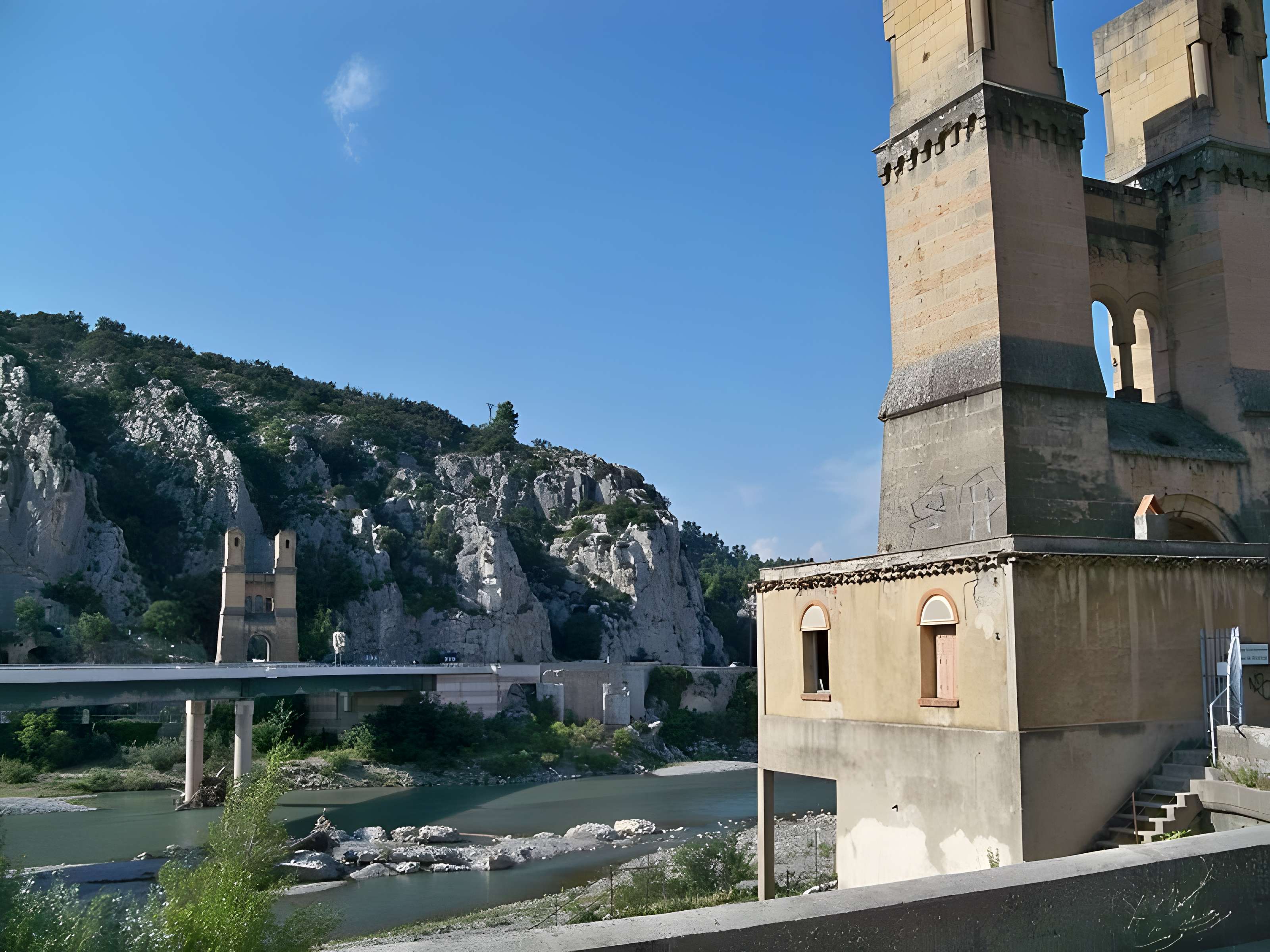 Ancien pont suspendu de Mirabeau