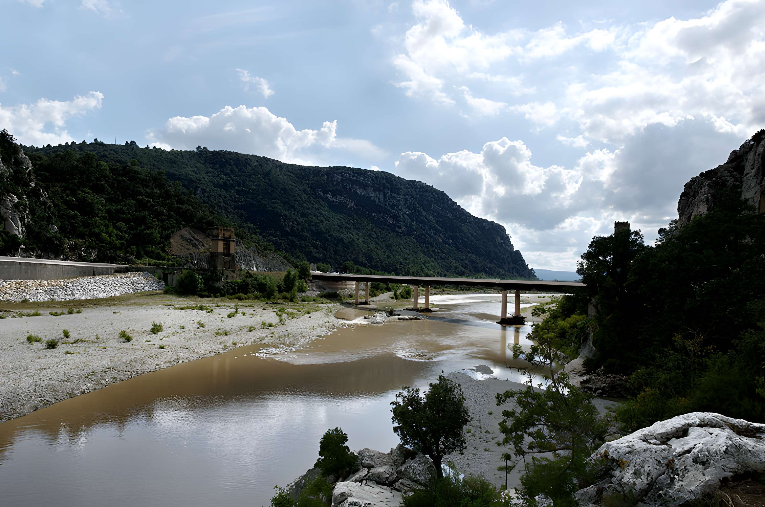 Ancien pont suspendu de Mirabeau