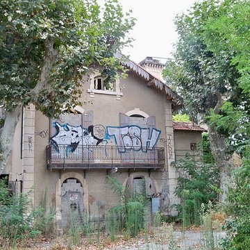 Ancien pont suspendu franchissant la Durance et maison du gardien