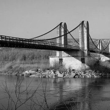 Ancien pont suspendu franchissant la Durance et maison du gardien