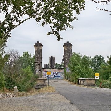 Ancien pont suspendu franchissant la Durance et maison du gardien