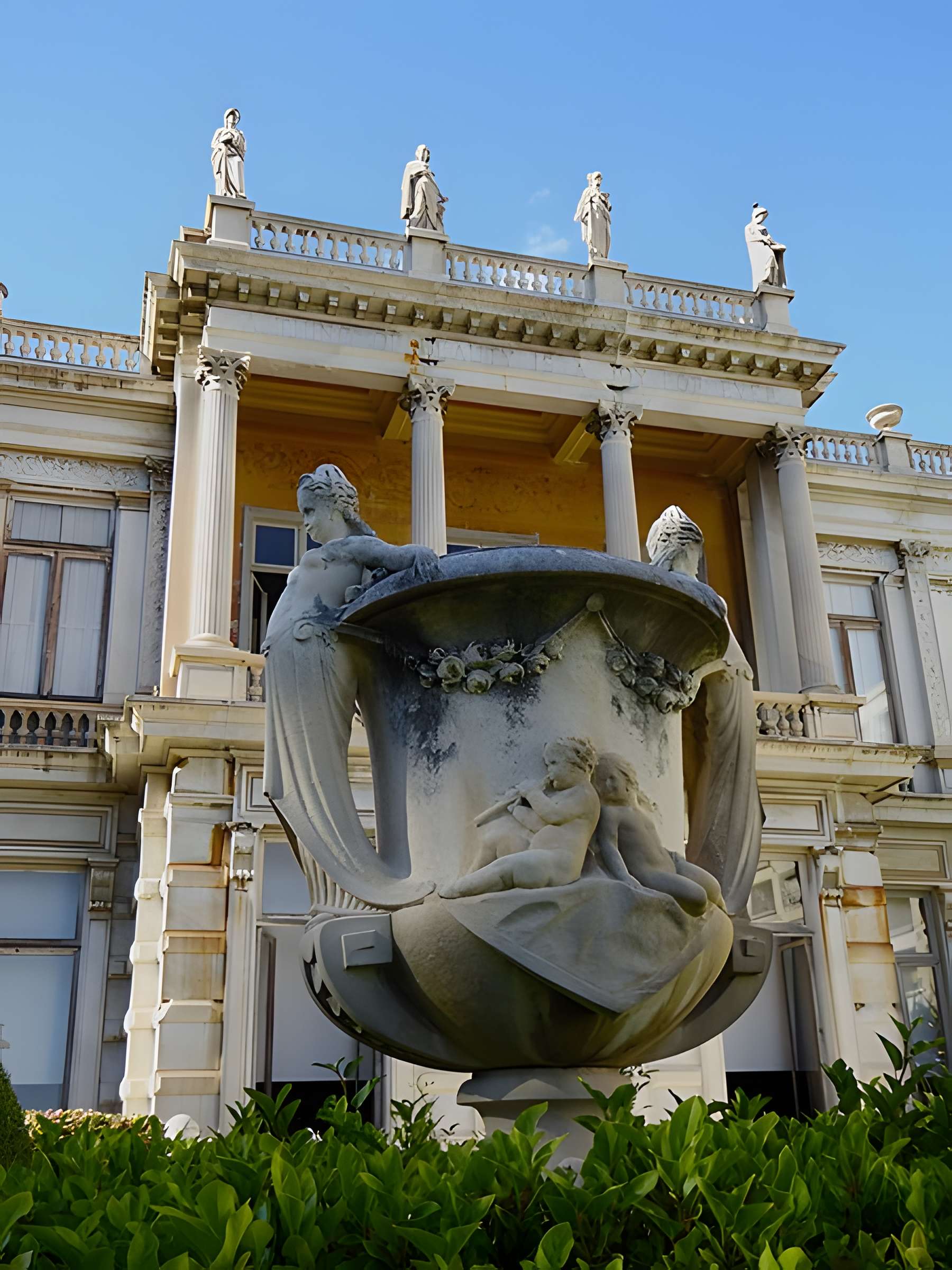 Ancienne villa les Palmiers, actuellement Archives municipales, et son parc, actuellement parc des Grands Cèdres