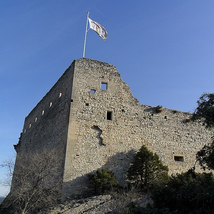 Photo de Château ruines et rocher qui les porte