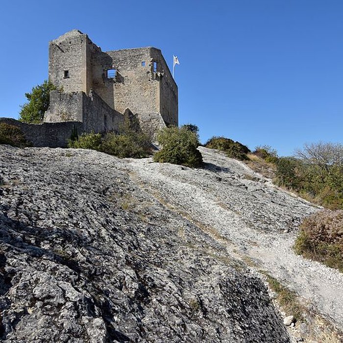 Photo de Château ruines et rocher qui les porte