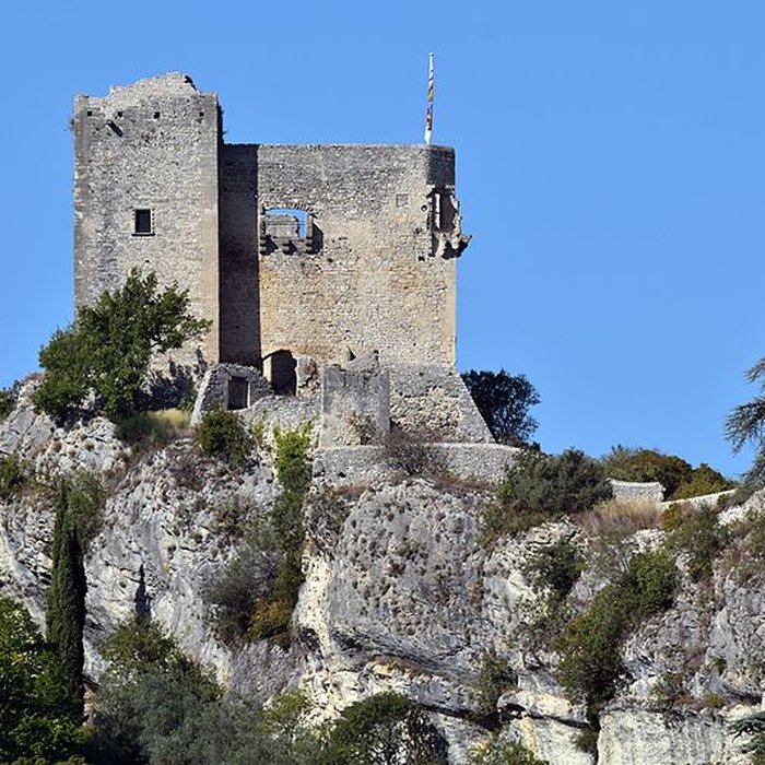 Photo de Château ruines et rocher qui les porte
