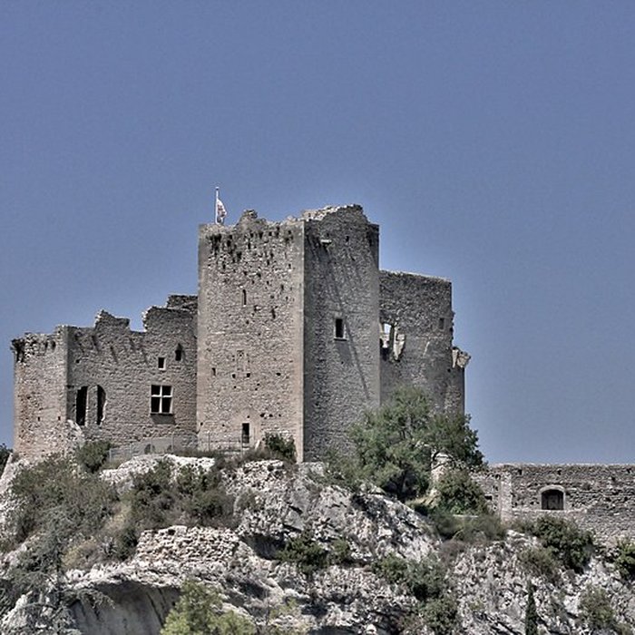 Photo de Château ruines et rocher qui les porte