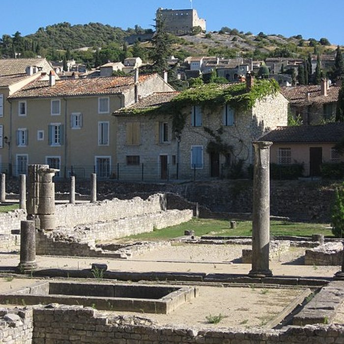 Photo de Château ruines et rocher qui les porte