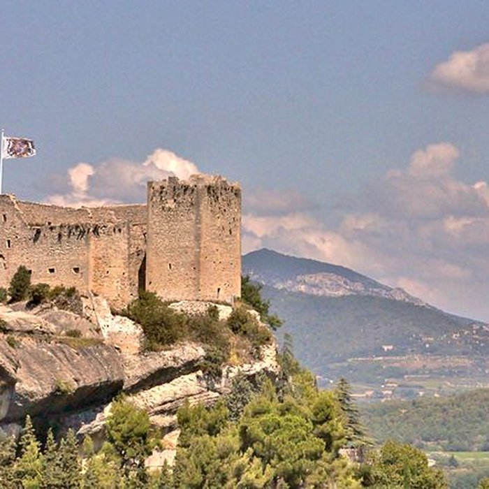 Photo de Château ruines et rocher qui les porte