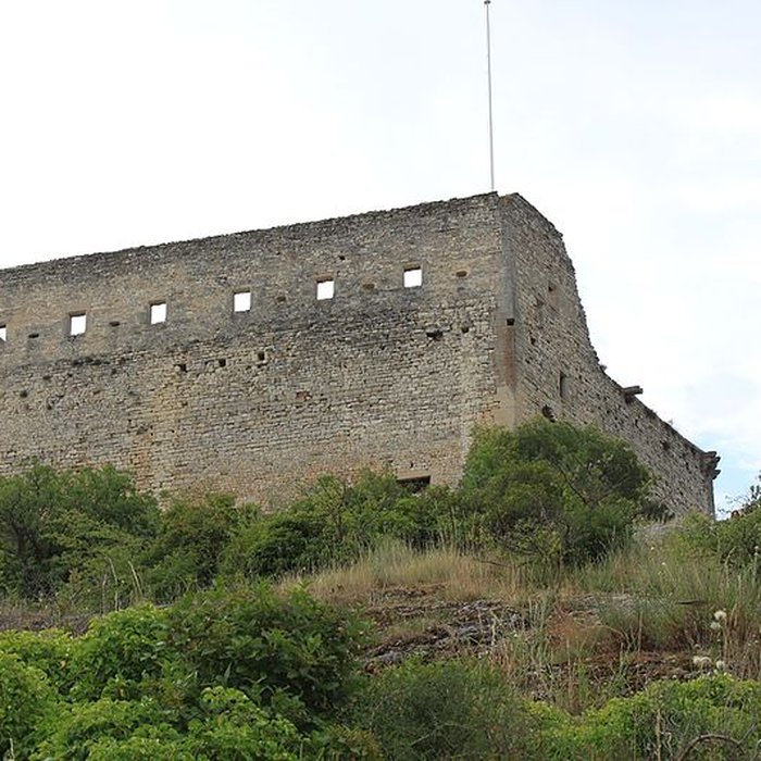 Photo de Château ruines et rocher qui les porte