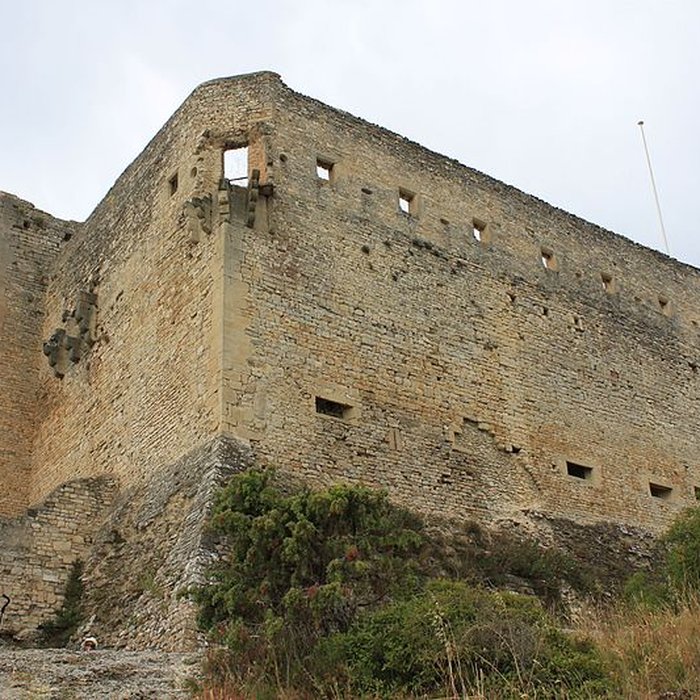 Photo de Château ruines et rocher qui les porte