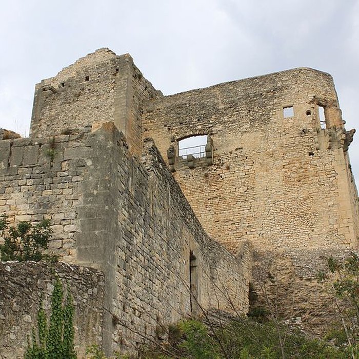 Photo de Château ruines et rocher qui les porte