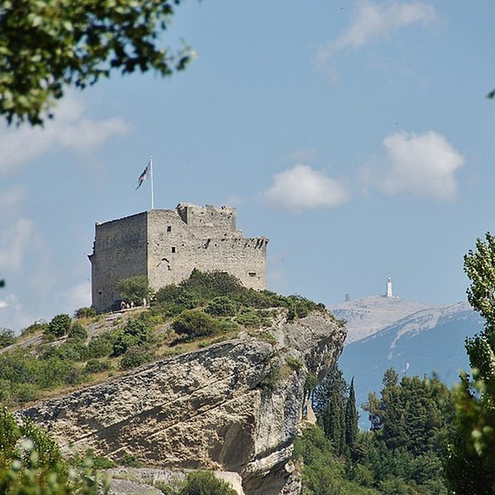 Photo de Château ruines et rocher qui les porte