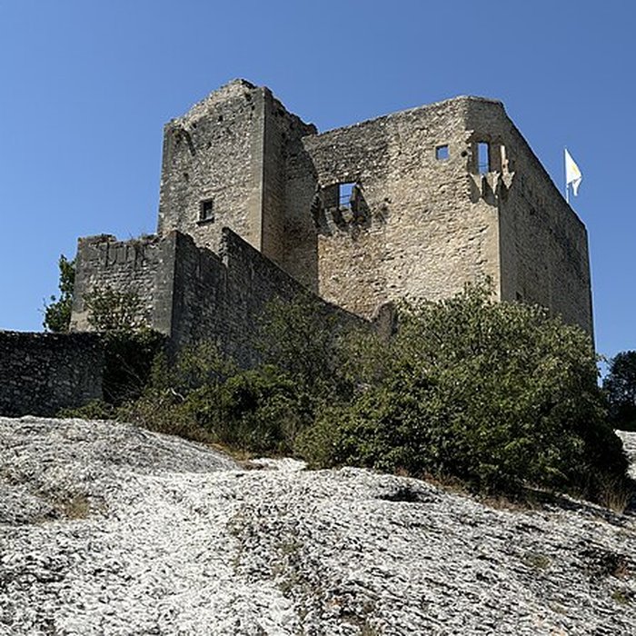 Photo de Château ruines et rocher qui les porte