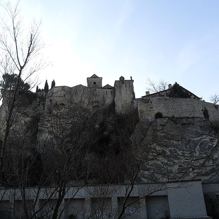 Photo de Château ruines et rocher qui les porte