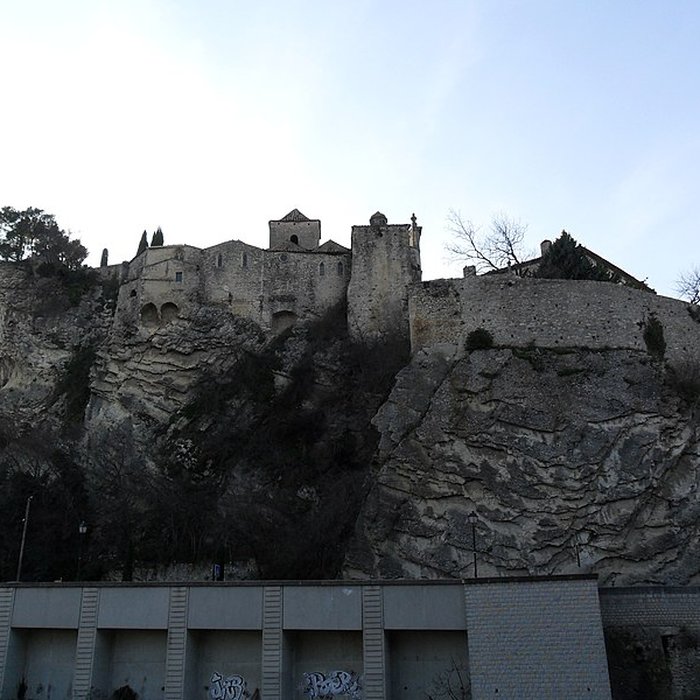 Photo de Château ruines et rocher qui les porte