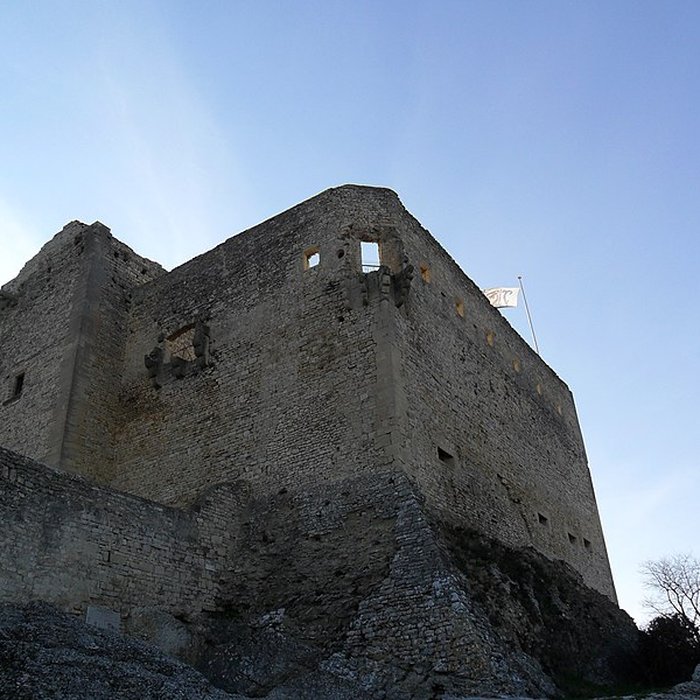Photo de Château ruines et rocher qui les porte