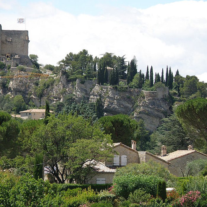 Photo de Château ruines et rocher qui les porte
