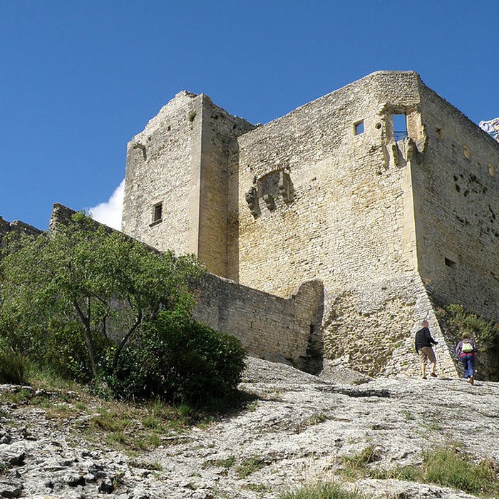 Photo de Château ruines et rocher qui les porte