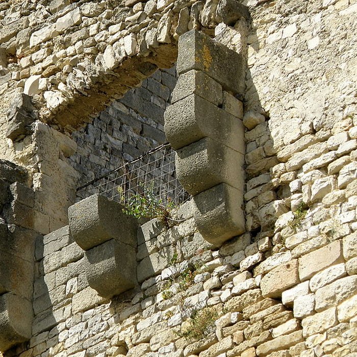 Photo de Château ruines et rocher qui les porte