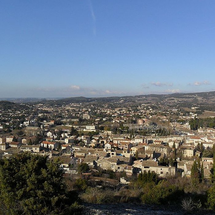 Photo de Château ruines et rocher qui les porte