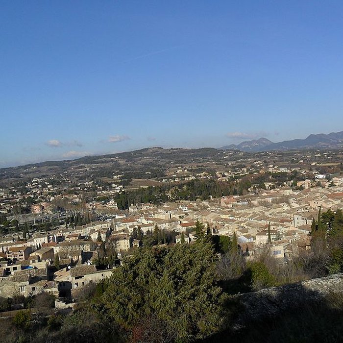 Photo de Château ruines et rocher qui les porte