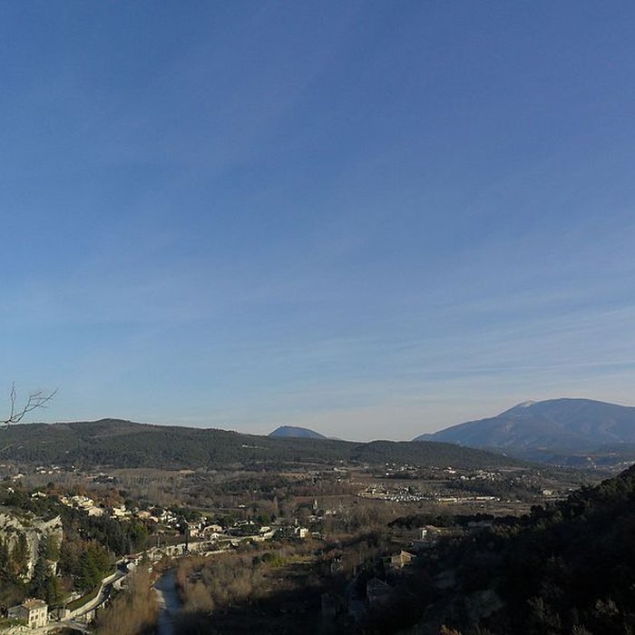 Photo de Château ruines et rocher qui les porte
