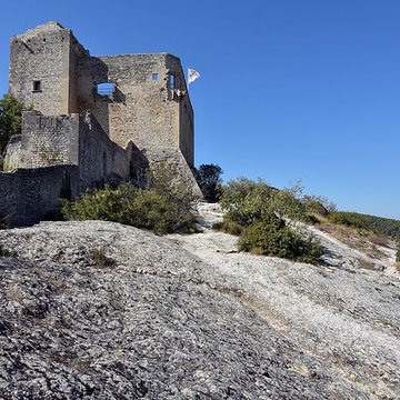 Château ruines et rocher qui les porte