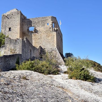 Château ruines et rocher qui les porte