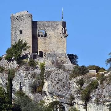 Château ruines et rocher qui les porte