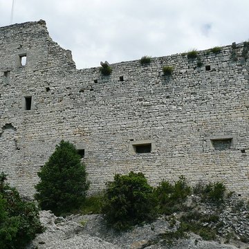 Château ruines et rocher qui les porte