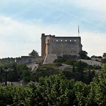 Château ruines et rocher qui les porte