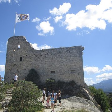 Château ruines et rocher qui les porte