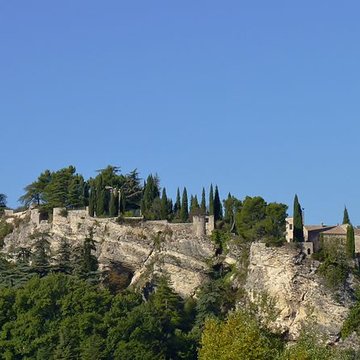 Château ruines et rocher qui les porte