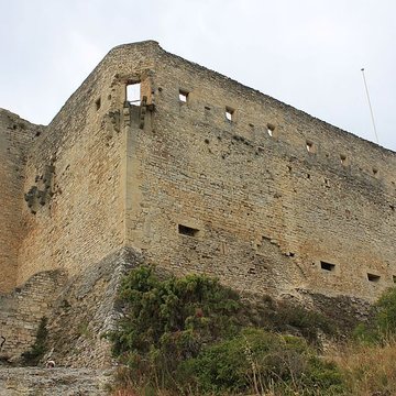 Château ruines et rocher qui les porte