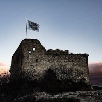 Château ruines et rocher qui les porte