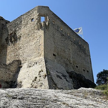 Château ruines et rocher qui les porte