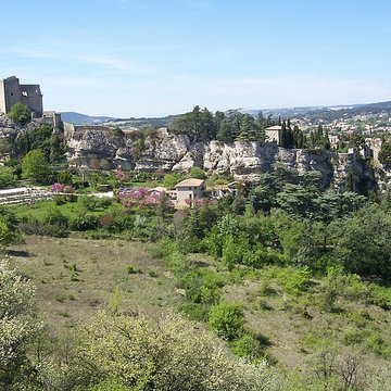 Château ruines et rocher qui les porte