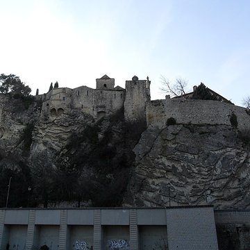 Château ruines et rocher qui les porte