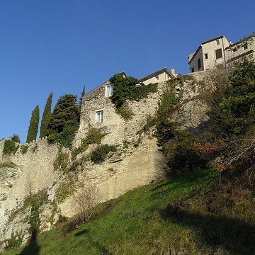 Château ruines et rocher qui les porte