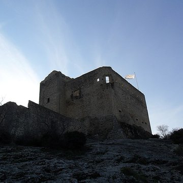 Château ruines et rocher qui les porte