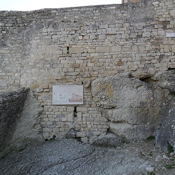 Château ruines et rocher qui les porte