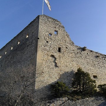 Château ruines et rocher qui les porte