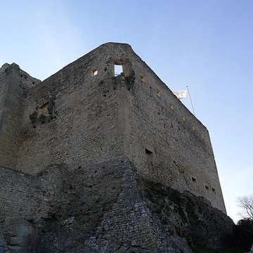 Château ruines et rocher qui les porte