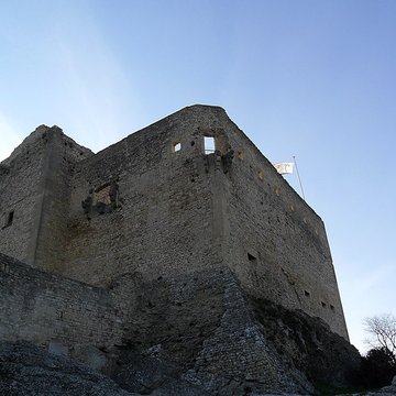 Château ruines et rocher qui les porte