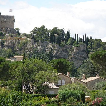 Château ruines et rocher qui les porte